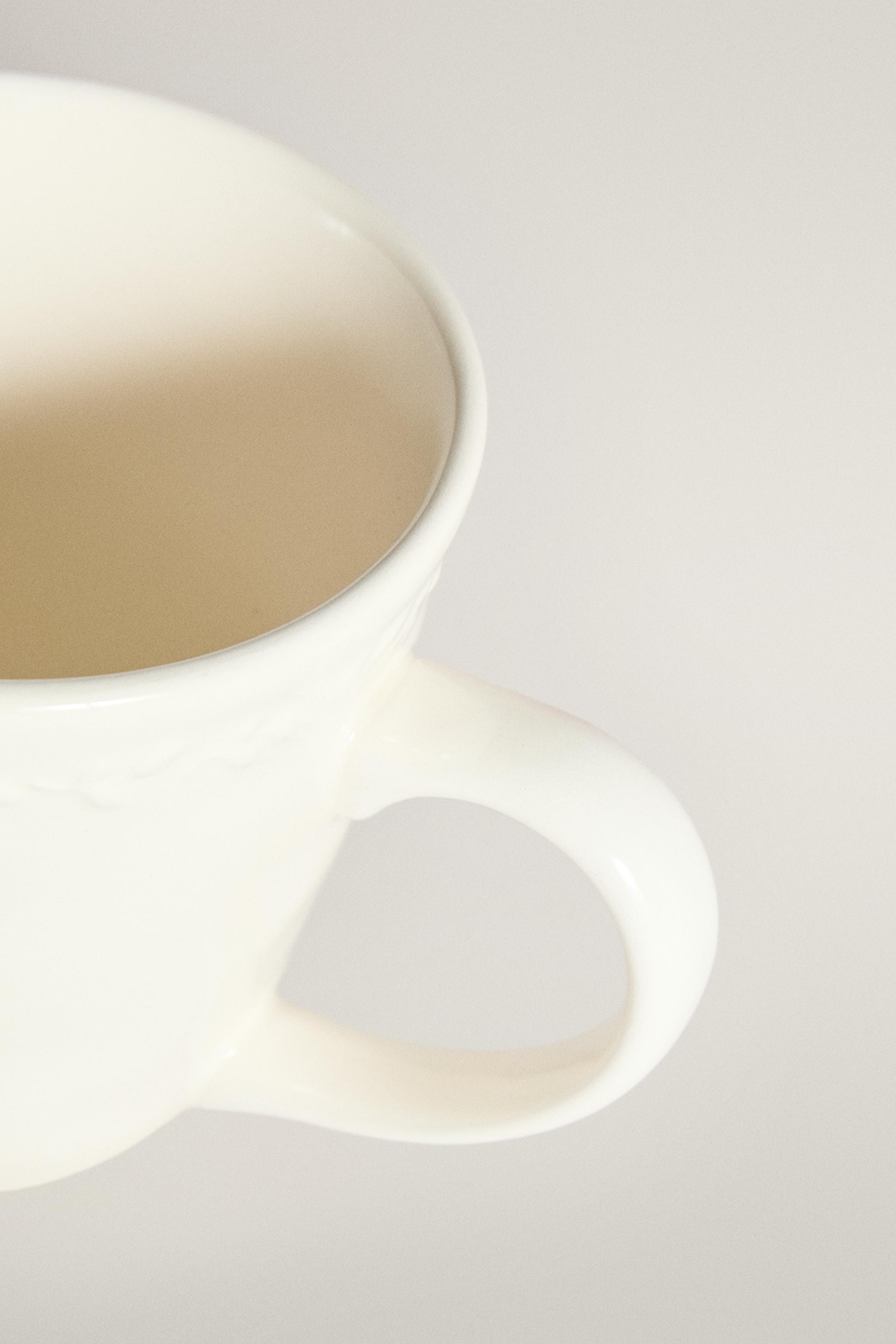 TASSE EN FAÏENCE À BORD RELIEF